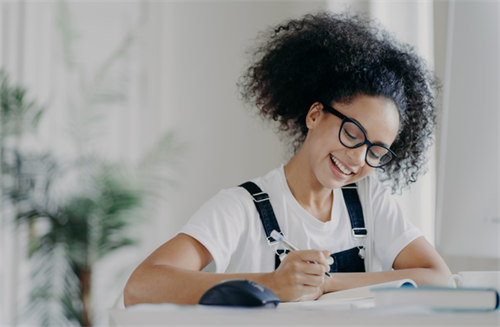 雅思写作提分秘籍：四步突破备考瓶颈